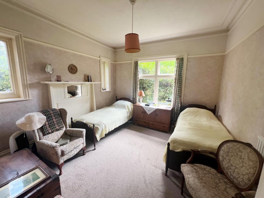 Lot: 103 - THREE-BEDROOM APARTMENT FOR IMPROVEMENT - Second bedroom with twin beds